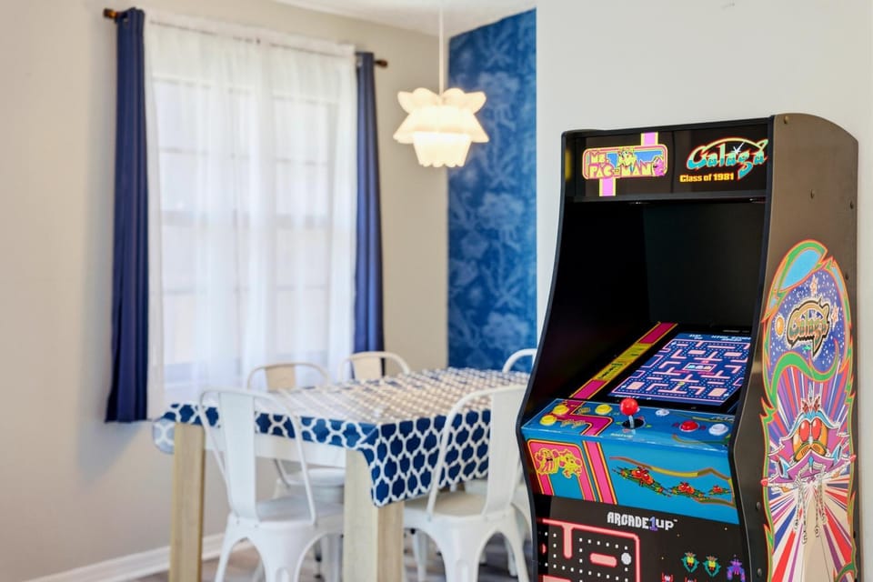 Game Room, Dining area