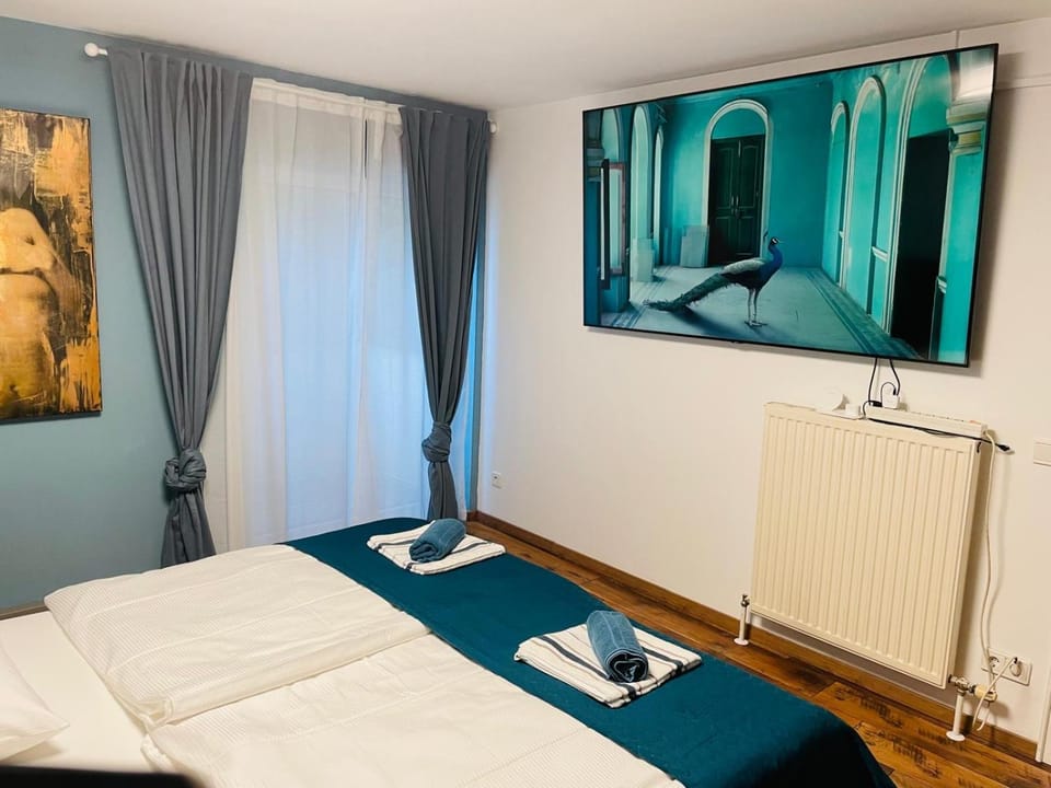 Bed, TV and multimedia, Photo of the whole room, Bedroom
