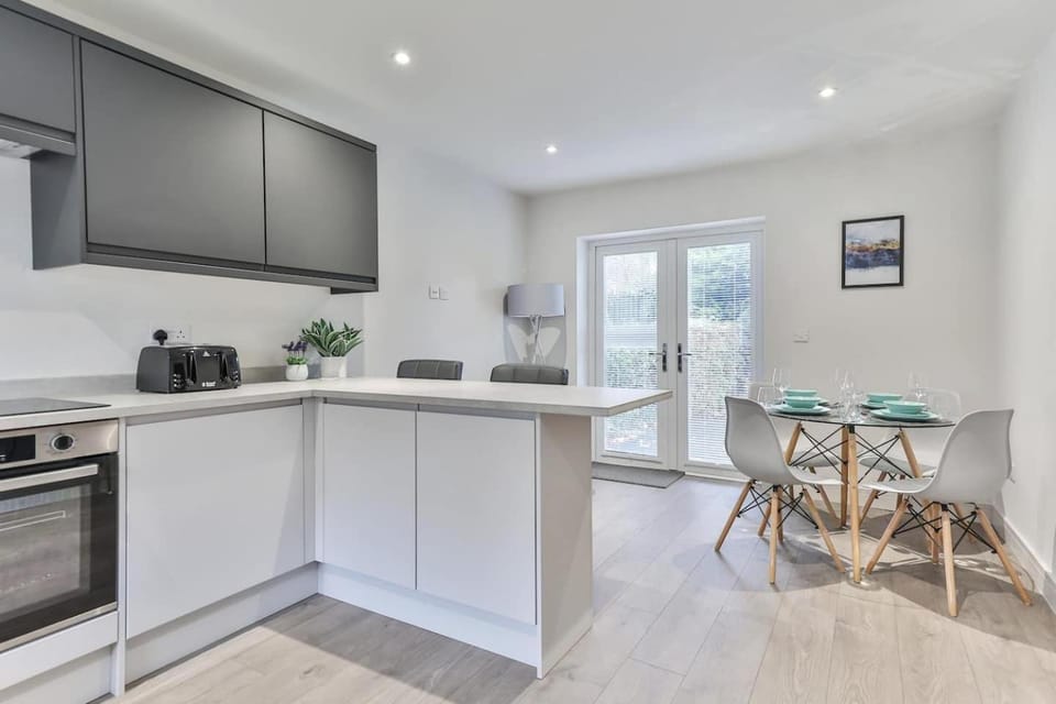 3 Bed Refurbished, Modern House, WiFi, Patio area House in Sheffield