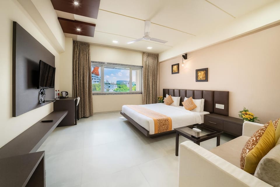Communal lounge/ TV room, TV and multimedia, Living room, Photo of the whole room, Seating area, Evening entertainment, air conditioner