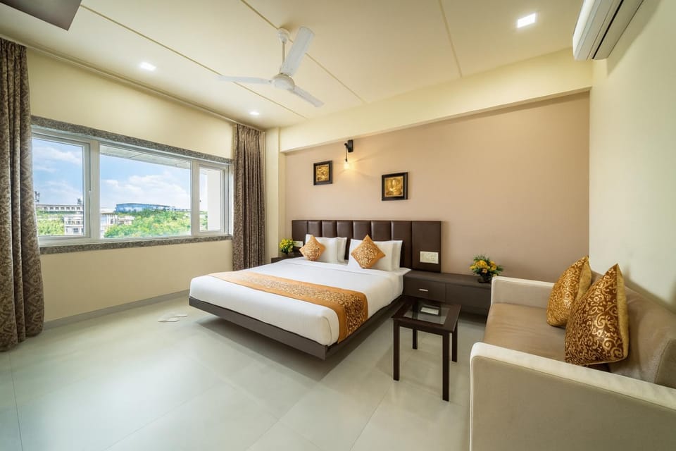 Living room, Photo of the whole room, Seating area, Bedroom