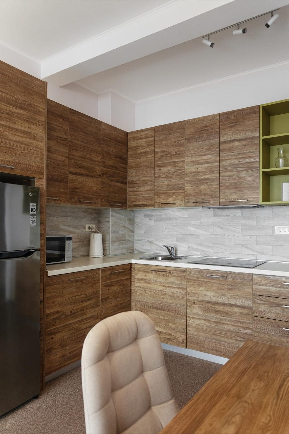 Kitchen or kitchenette, minibar