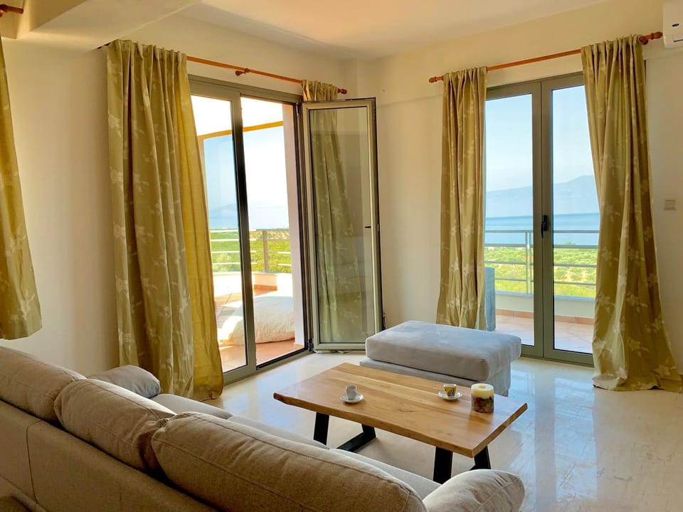 Natural landscape, View (from property/room), Balcony/Terrace, Seating area, Bedroom, Sea view