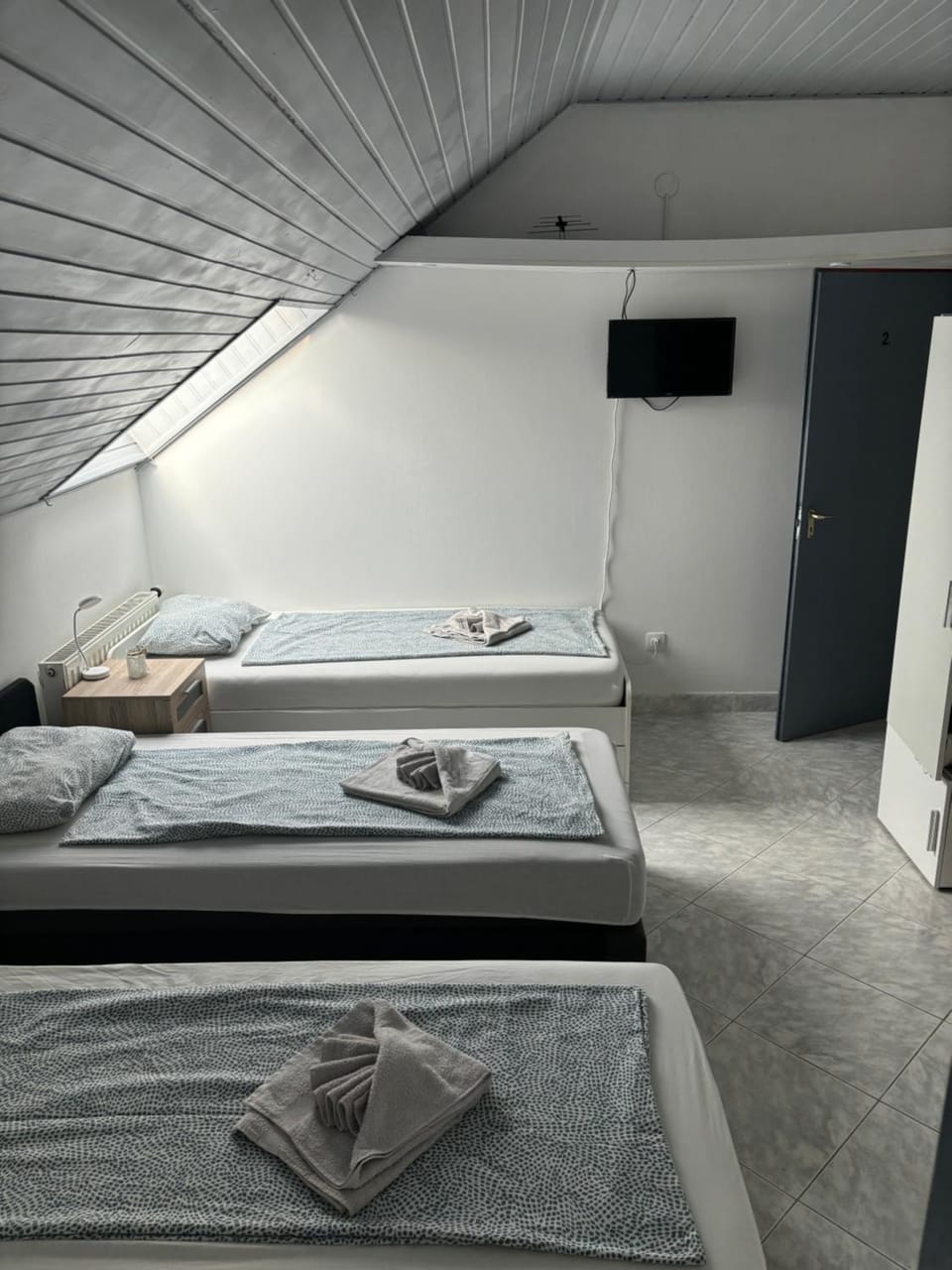Bed, TV and multimedia, Photo of the whole room, Bedroom, towels