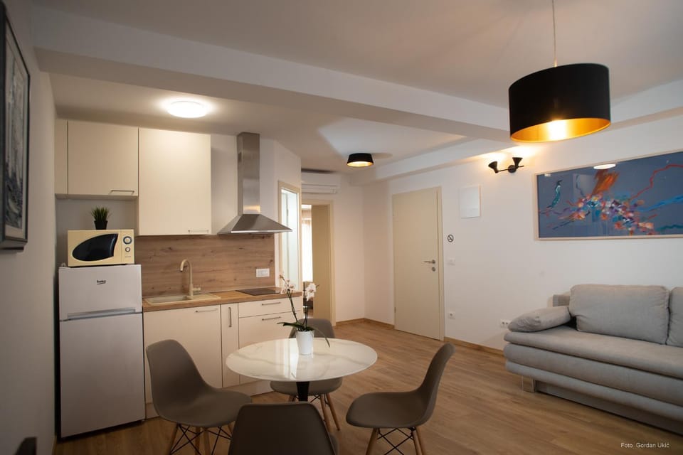 Kitchen or kitchenette, Seating area