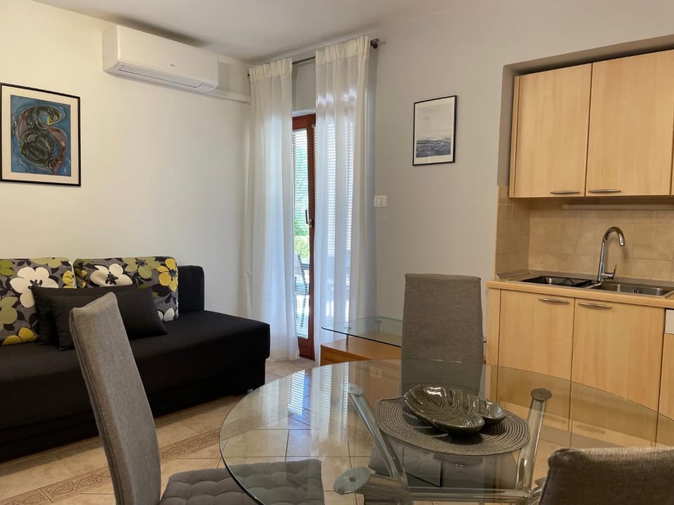Kitchen or kitchenette, Living room, Dining area