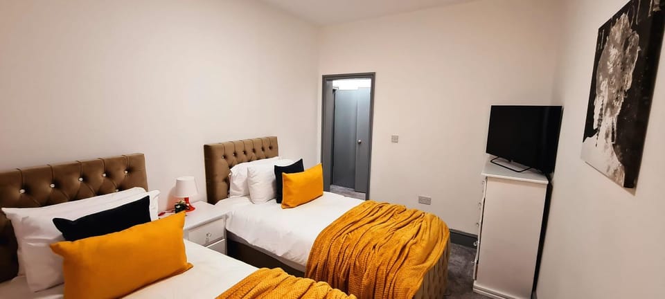 Large Victorian House 15 minutes from City Centre House in Manchester