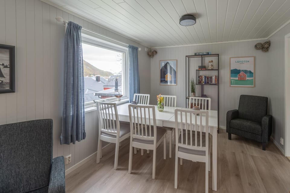 Living room, Dining area, Mountain view