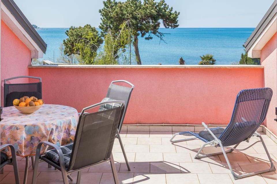 Property building, Balcony/Terrace, Sea view