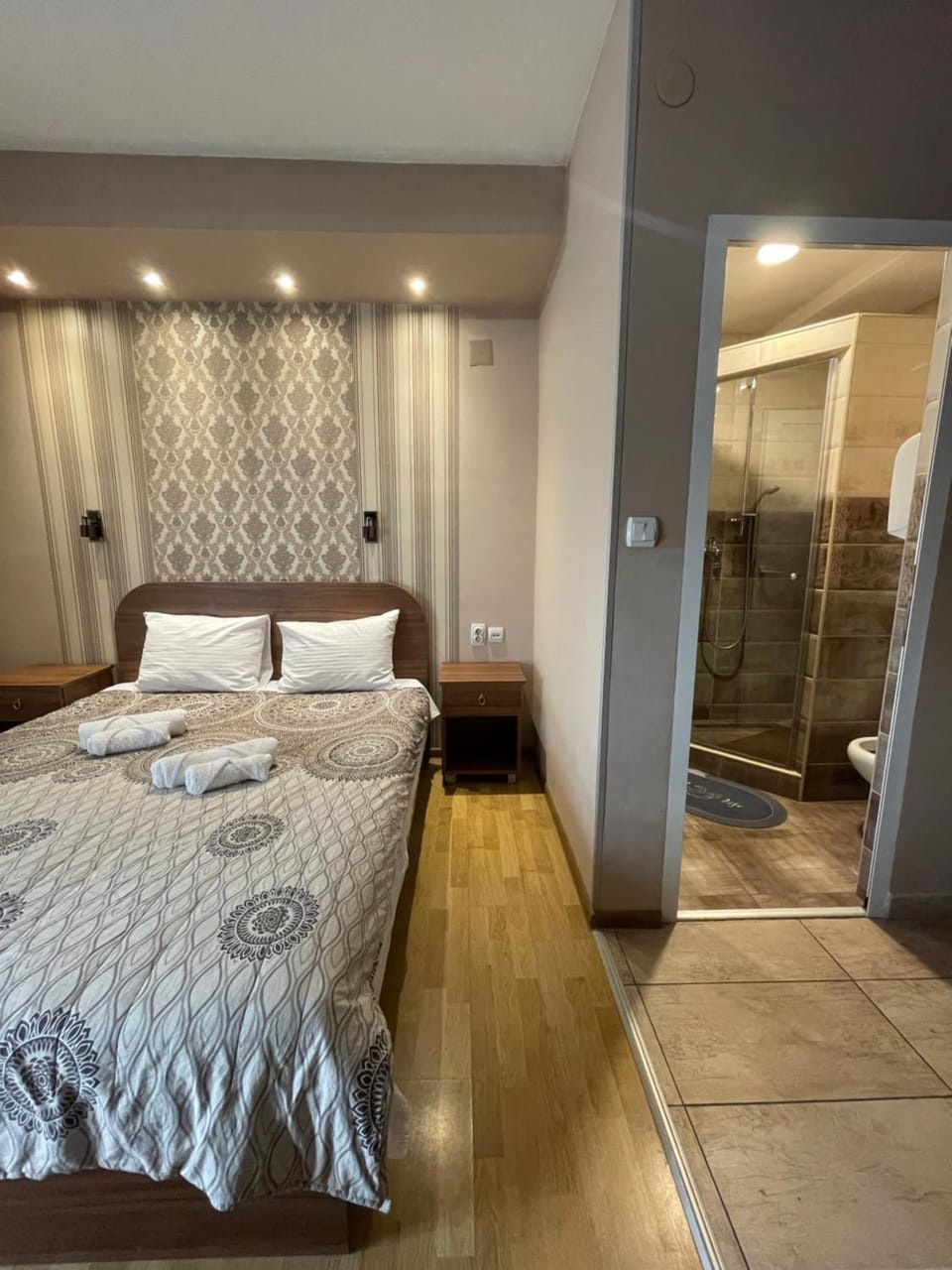 Shower, Bed, Bathroom, Photo of the whole room, towels