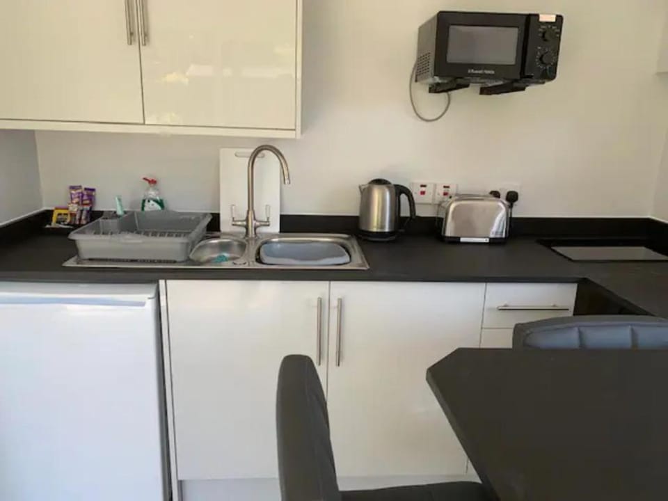 Independent garden studio - sleeps max 3. Apartment in Derby