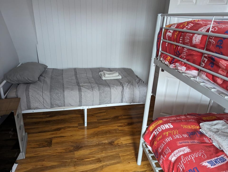 Bed, Bedroom, bunk bed, towels