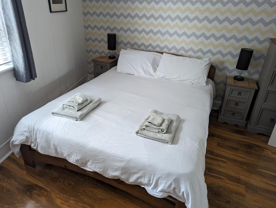 Bed, Bedroom, towels