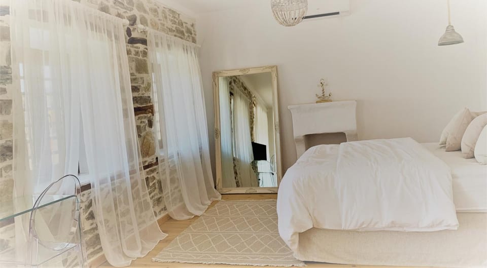 Bed, Photo of the whole room, Bedroom, internet, wedding