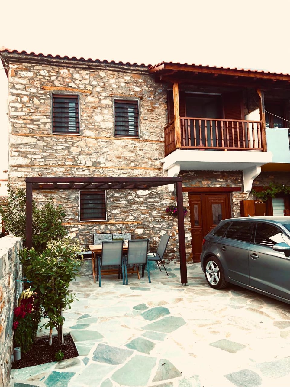 Property building, Facade/entrance, Spring, Day, Summer, Family, Parking