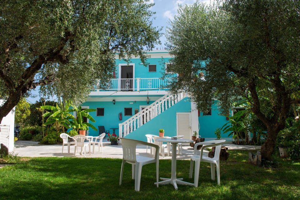 Property building, Patio, Garden, Balcony/Terrace