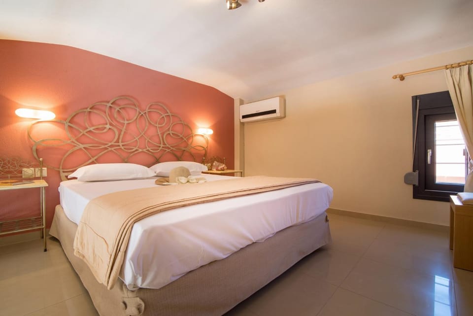 Bed, Photo of the whole room, Bedroom, air conditioner