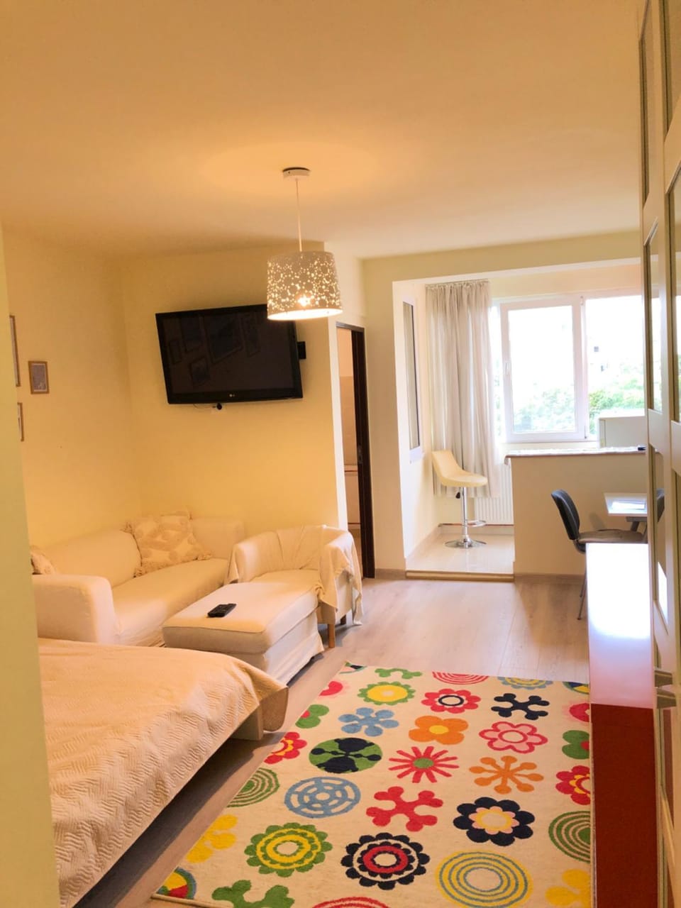 Communal lounge/ TV room, Bed, TV and multimedia, Living room, Photo of the whole room, Seating area, Bedroom