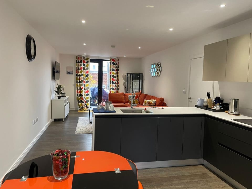 Modern en-suite room and self catering in london Vacation rental in London