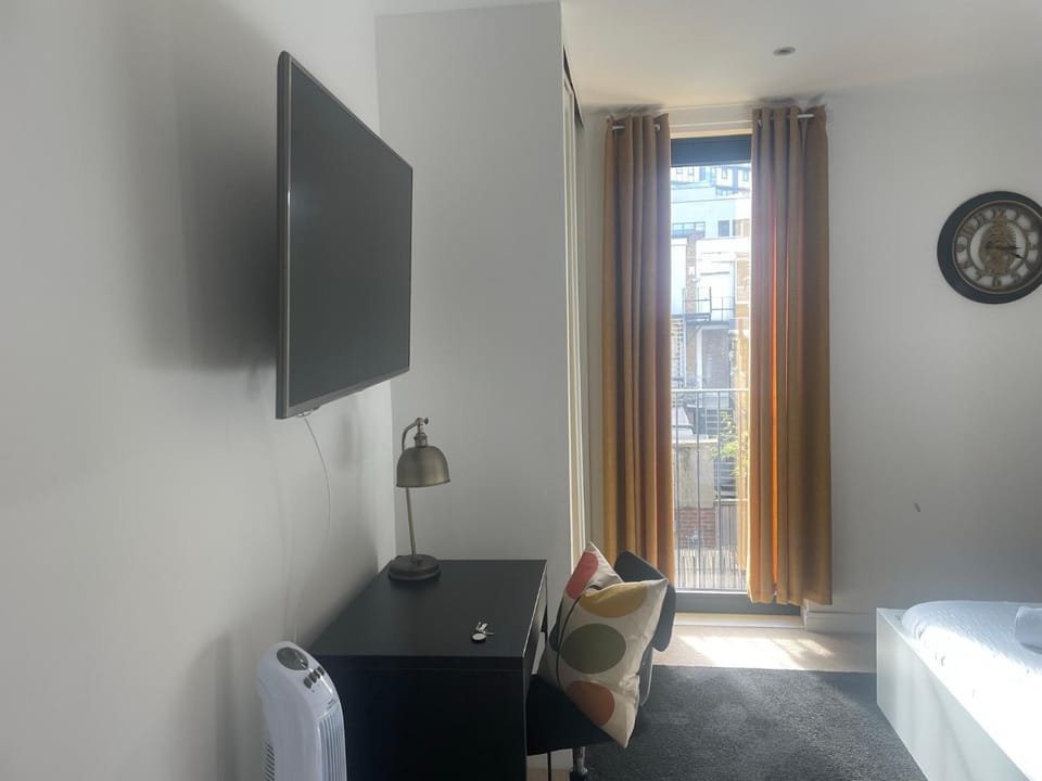 Modern en-suite room and self catering in london Vacation rental in London