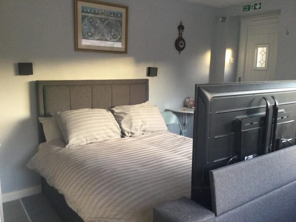 Bed, TV and multimedia, Photo of the whole room, Seating area