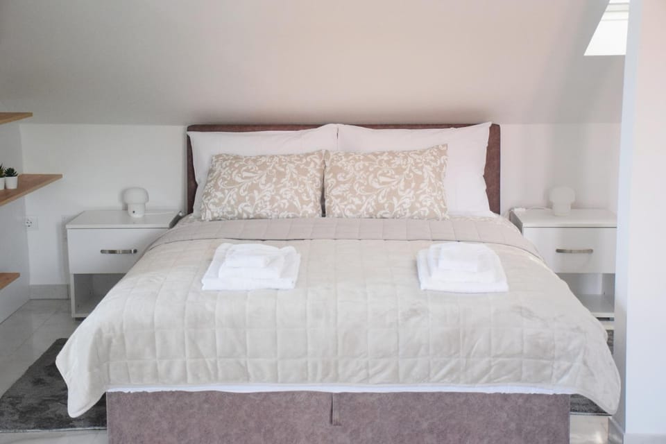 Bed, Photo of the whole room