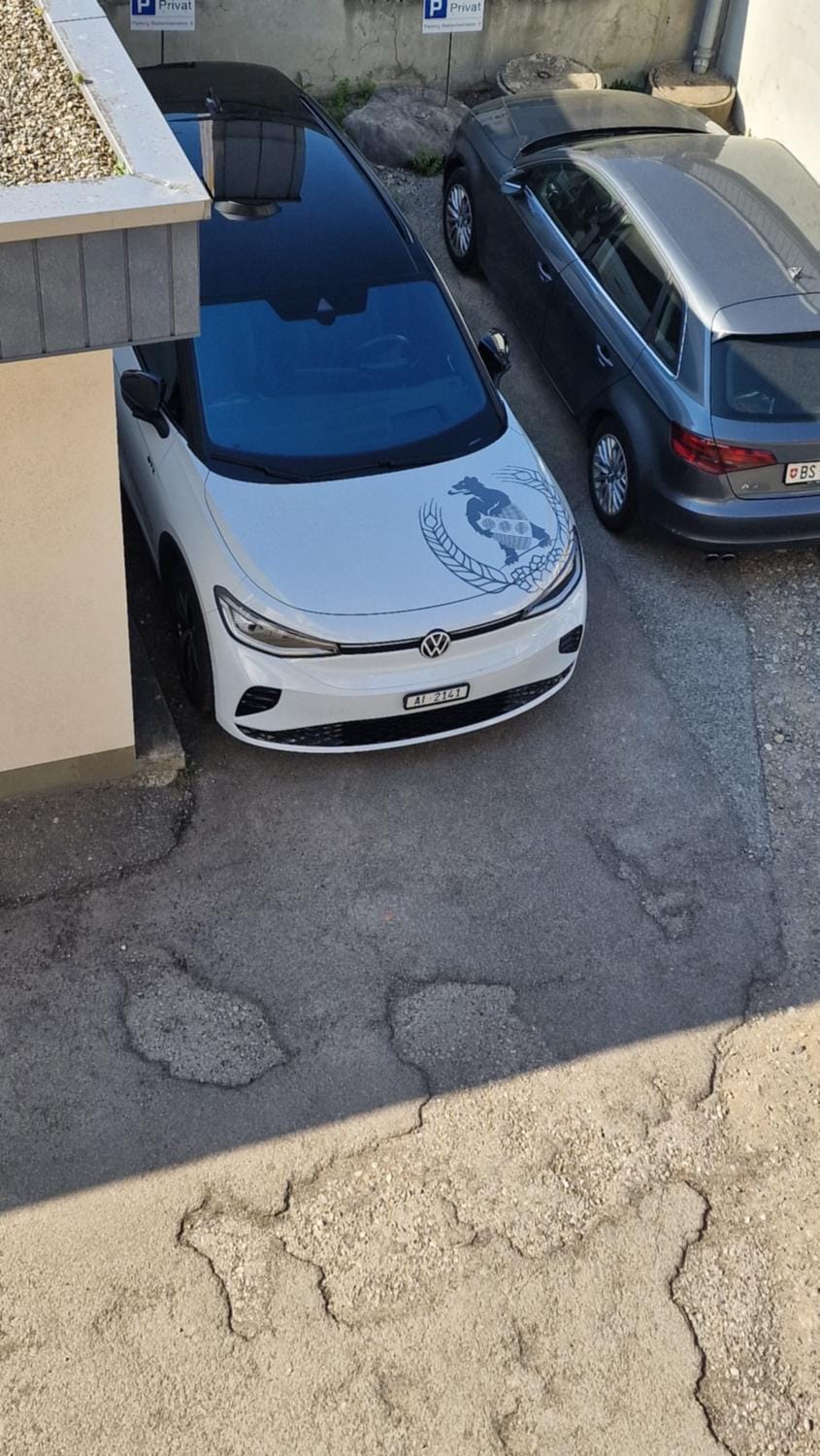 Day, Inner courtyard view, Parking