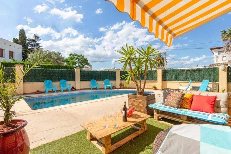 Patio, Natural landscape, Garden, View (from property/room), Garden view, Pool view, Swimming pool, sunbed