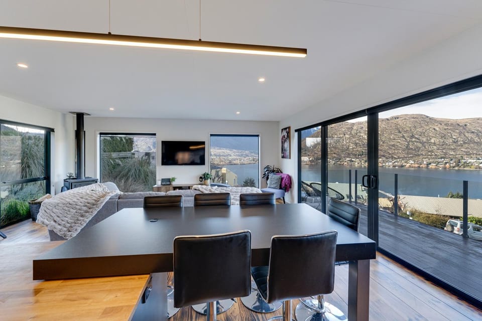 TV and multimedia, View (from property/room), Balcony/Terrace, Living room, Seating area, Dining area, Mountain view, Dinner