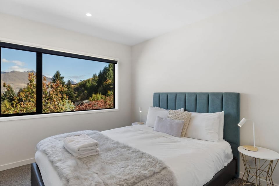 Bed, Natural landscape, Photo of the whole room, Bedroom, Mountain view, towels