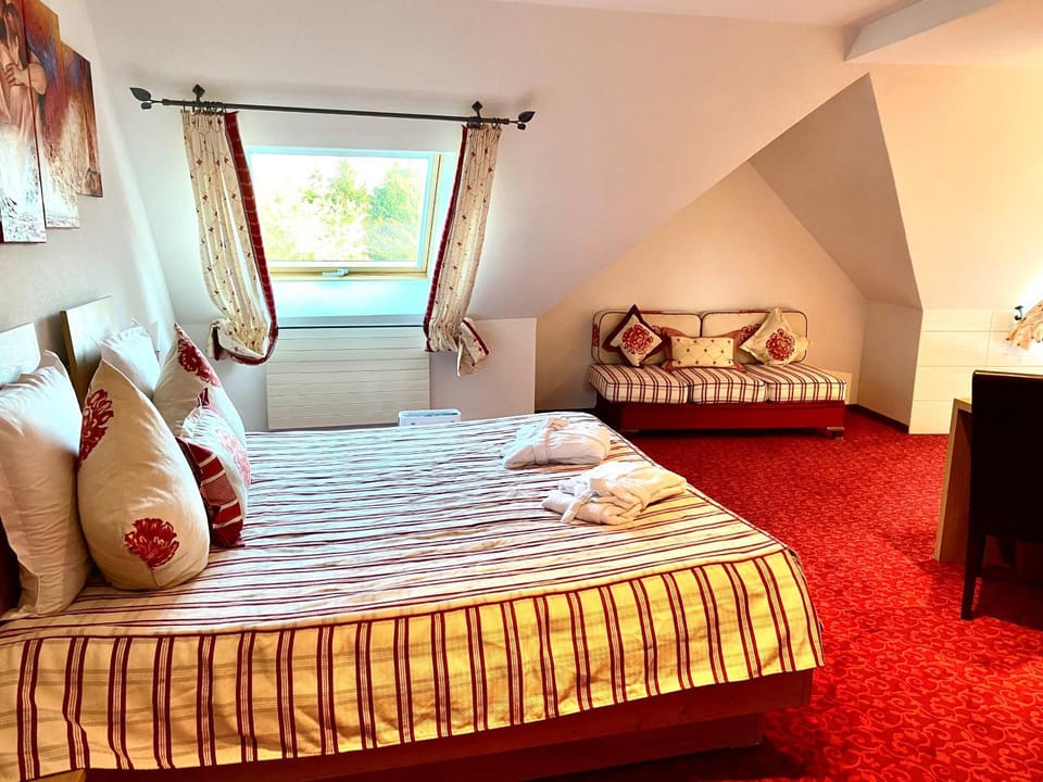 Bed, Photo of the whole room, Seating area, Bedroom