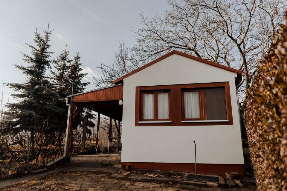 MANDULÁS KABIN a kisház dézsával és kilátással a Balatonra Apartment in Hungary