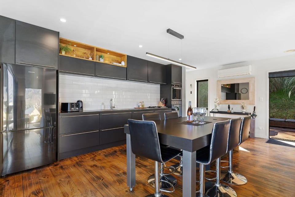 Kitchen or kitchenette, Dining area, oven, pet friendly, stove