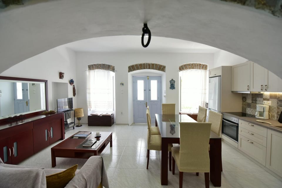 Restaurant/places to eat, Kitchen or kitchenette, Living room, Seating area, Dining area