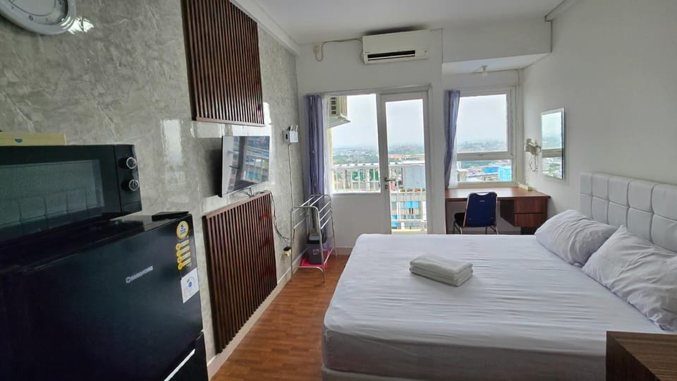 Bed, TV and multimedia, View (from property/room), Balcony/Terrace, Kitchen or kitchenette, Living room, Photo of the whole room, Seating area, Bedroom