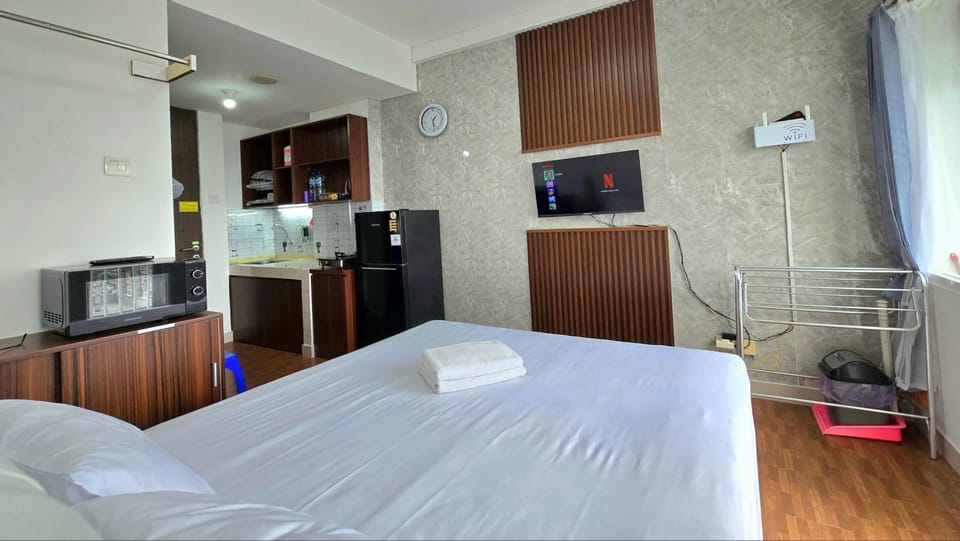 Bed, TV and multimedia, Kitchen or kitchenette, Bedroom
