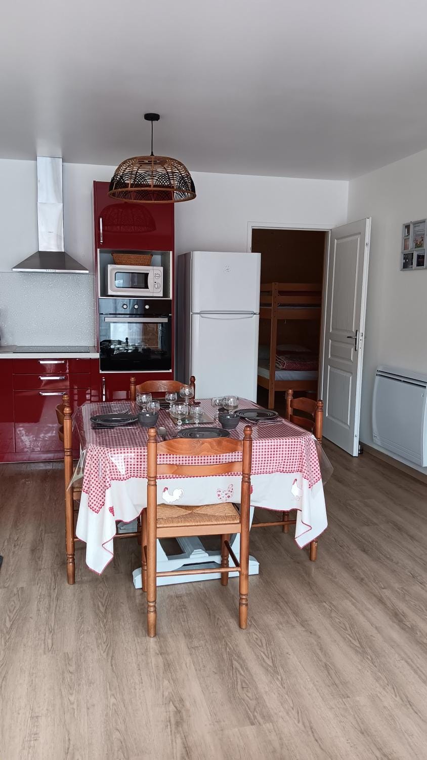 Kitchen or kitchenette, Dining area, minibar, pet friendly, stove