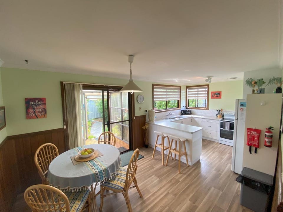 Kitchen or kitchenette, Photo of the whole room, Seating area, Dining area, minibar, oven, pet friendly