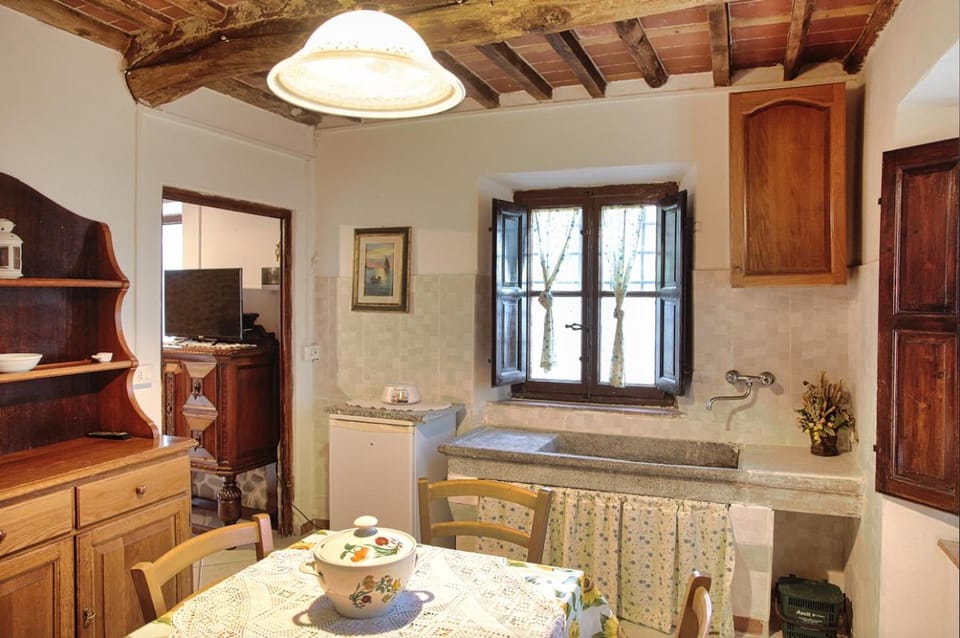 TV and multimedia, Kitchen or kitchenette, Dining area, Breakfast, kitchen, kitchen