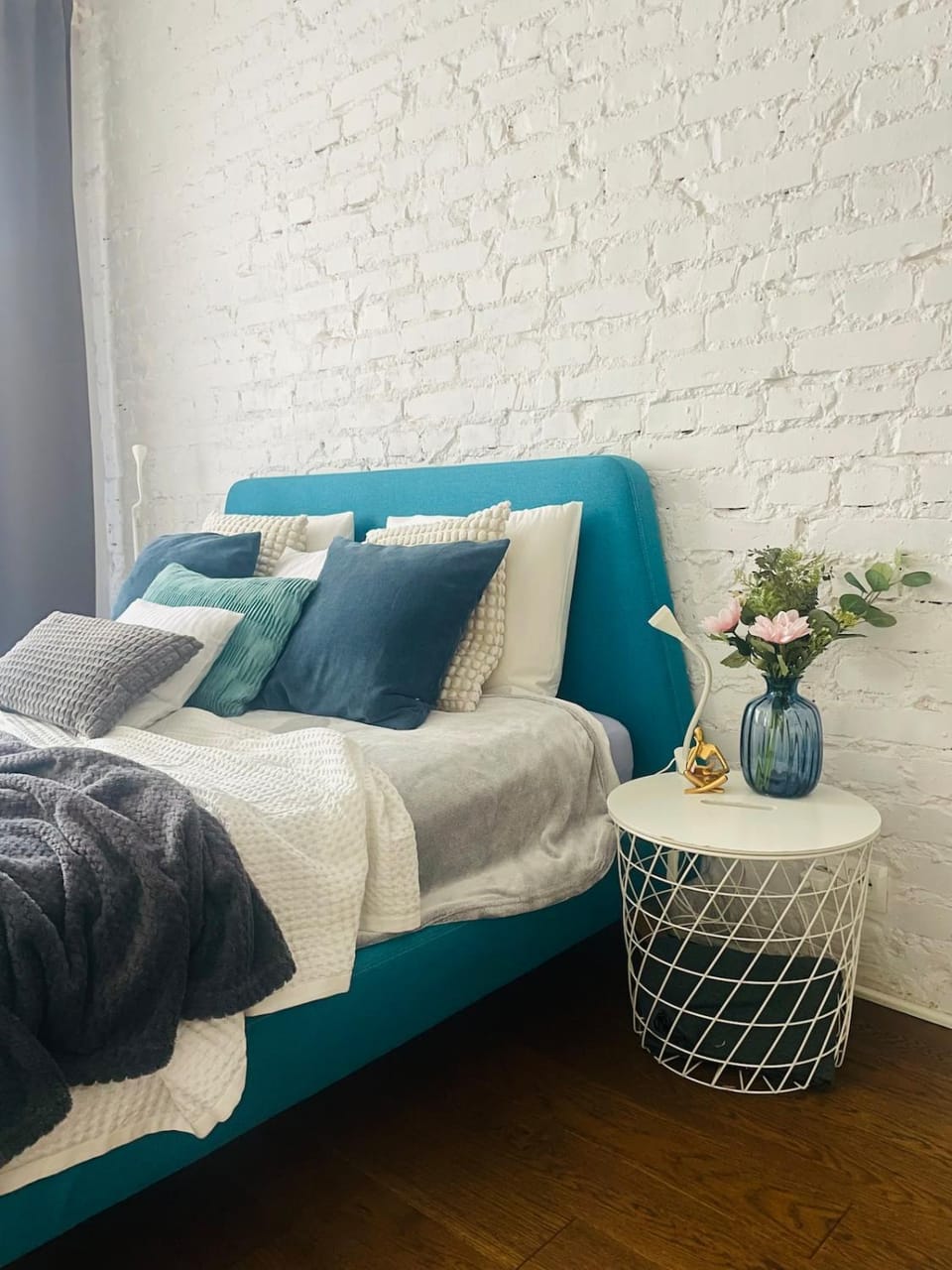 Bed, Seating area