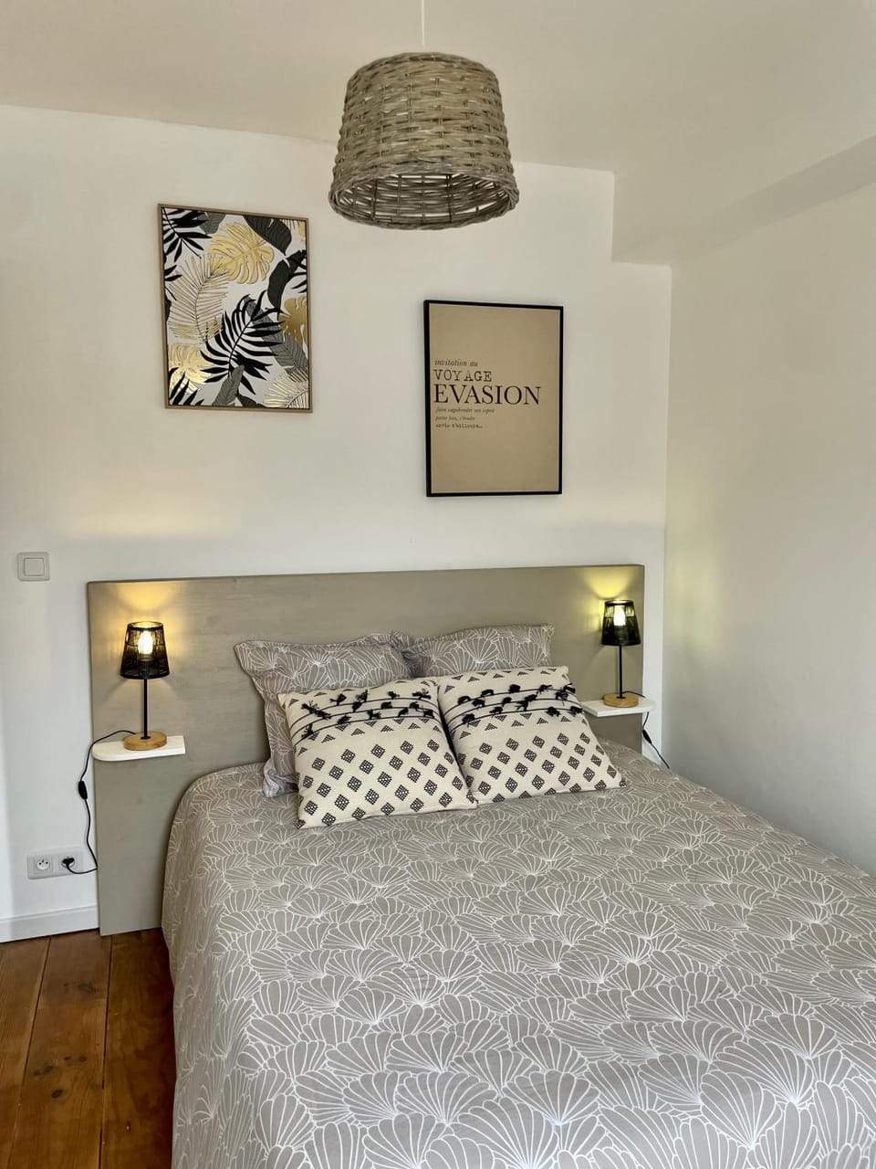 Bed, Photo of the whole room, Bedroom