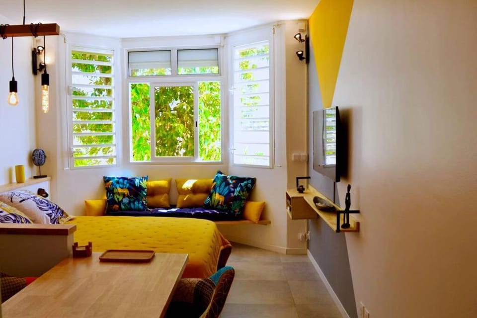 Bed, TV and multimedia, Photo of the whole room, Seating area, Bedroom, Garden view