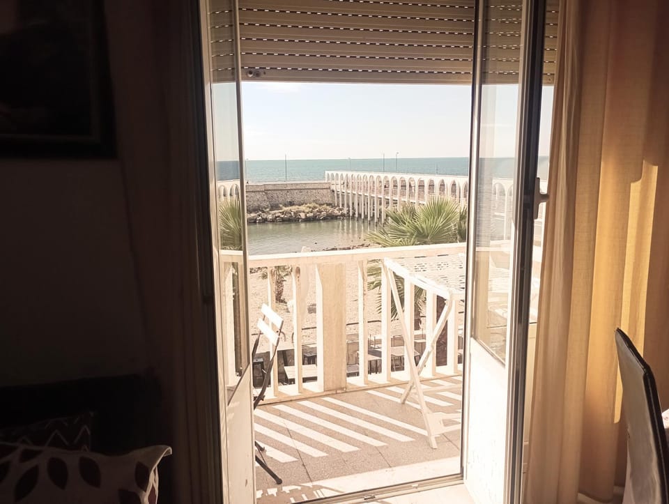 Suite beachfront near the station and Port, 5 beds House in Civitavecchia