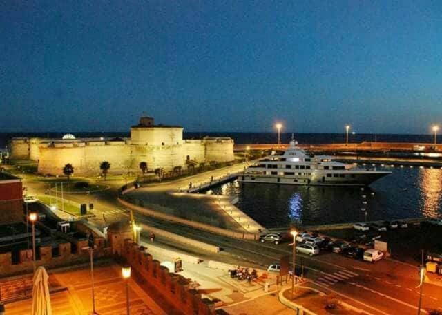 Suite beachfront near the station and Port, 5 beds House in Civitavecchia