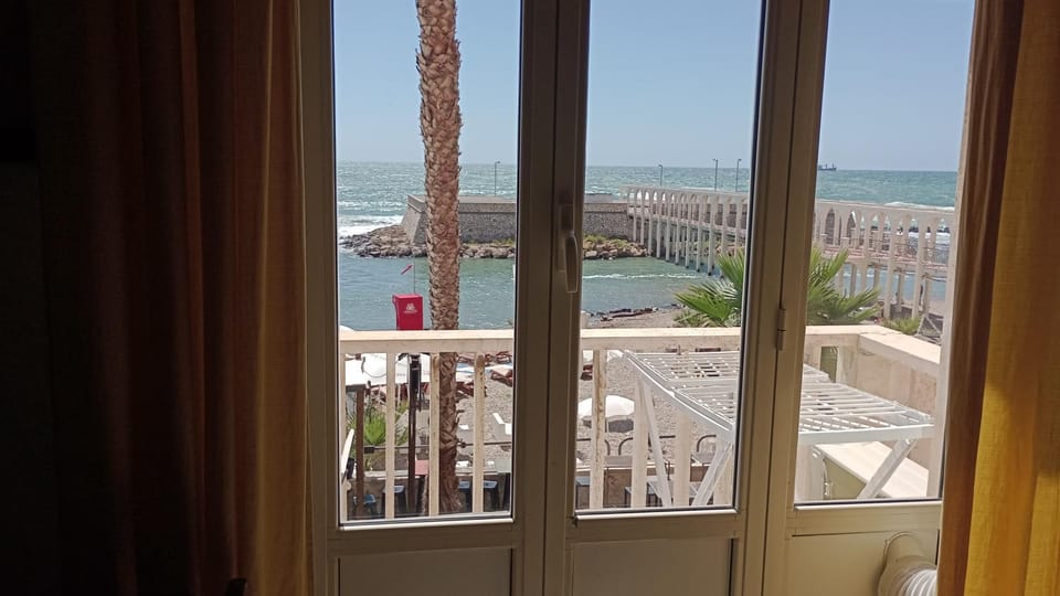 Suite beachfront near the station and Port, 5 beds House in Civitavecchia