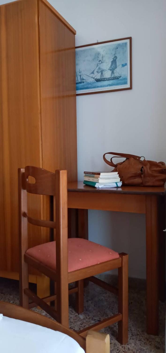 Photo of the whole room, furniture