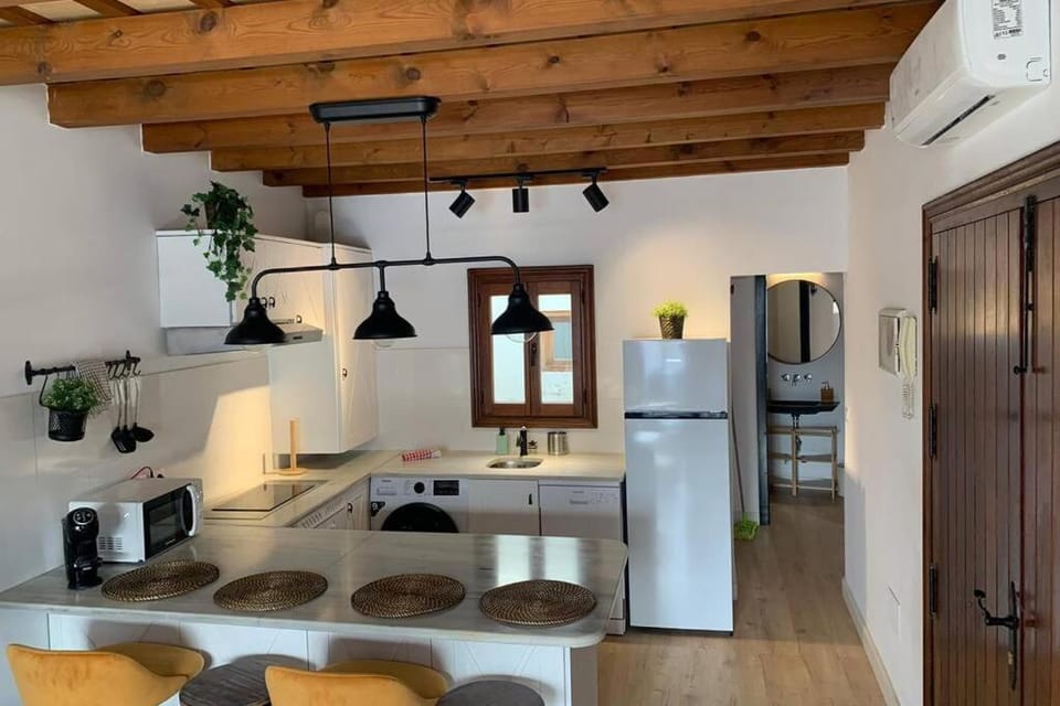 Kitchen or kitchenette, Living room, Dining area, Communal kitchen