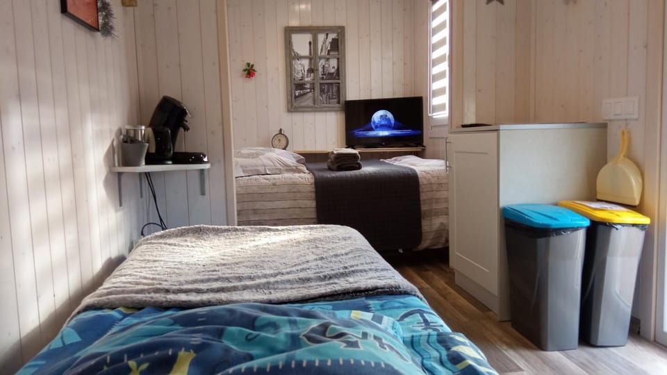 Bed, TV and multimedia, Photo of the whole room