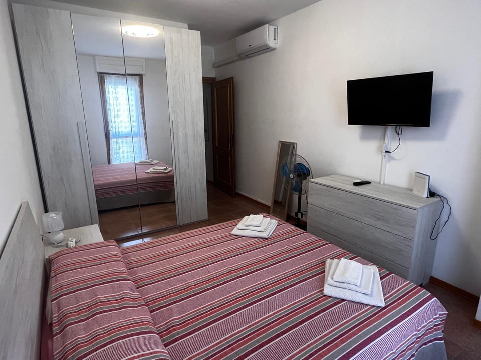 Bed, TV and multimedia, Photo of the whole room, Bedroom, locker, locker, towels