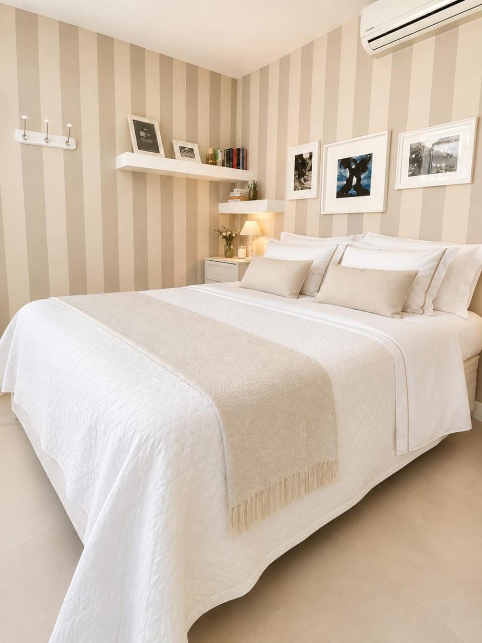 Bed, Photo of the whole room, Bedroom, air conditioner